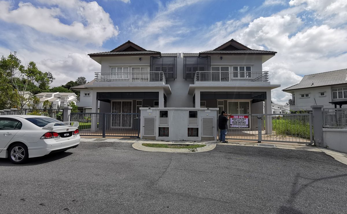 EXCLUSIVE SEMID DUA TINGKAT CORNER LOT TIARAVILLE GOLF RESORT, AYER